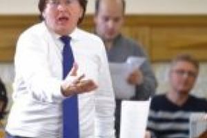 Proiectul pentru un bloc cu trei etaje a căzut după un scandal-monstru în Consiliul Local Timişoara. Robu a chemat Procuratura: „Să-ţi fie ruşine, domnule Listerine!”