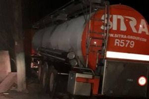PRĂPĂD în centrul unei localităţi arădene: Un şofer a intrat azi-noapte cu autocisterna într-o gospodărie (FOTO)
