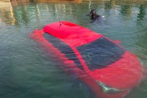 Păţania unui şofer neatent – A urmat indicaţiile GPS-ului şi a plonjat cu maşina într-un canal