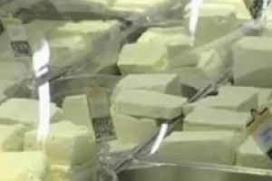 Fraude alimentare la 39% dintre unităţile verificate.  Deşi se folosesc grăsimi hidrogenate, consumatorilor li se spune că sunt brânzeturi sau caşcaval