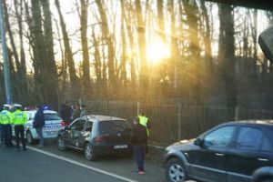 Tânără la spital după ce a fost lovită de o maşină scăpată de sub control, la ieşire din Timişoara