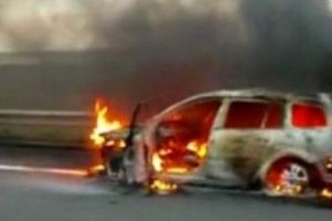 Circulaţia pe A1 este BLOCATĂ. O maşină a fost CUPRINSĂ DE FLĂCĂRI