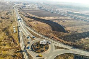 VIDEO / Autostrada A10 Sebeş-Turda, mobilizare bună la viitorul nod rutier Alba Iulia Nord: Se decopertează bretele cu sensul giratoriu existent