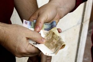 Trimis în judecată pentru trafic de influenţă. A cerut bani pentru a rezolva returnarea a două permise auto.