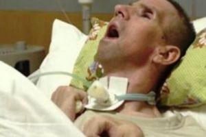 Români trimişi în închisoare şi obligaţi să plătească daune de sute de mii de euro, după ce şi-au băgat în comă vecinul