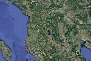 Protest violent in Albania. Sustinatorii opozitiei au aruncat cu cocktail-uri Molotov si torte. Forteaza intrarea in cladirea in care se afla biroul premierului 