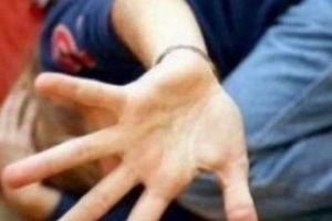 ȘOCANT. Un băiat de 10 ani din VASLUI a fost BĂTUT cu SĂLBĂTICIE de propria mamă. VIDEO