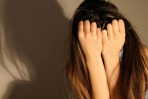 Arestat pentru pornografie infantilă, după ce ar fi şantajat o fetiţă de 11 ani cu fotografii indecente