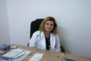 Cu două maşini puse pe butuci de infrastructura dezastruoasă… Pediatrul timişorean Lucica Stoica nu renunţă la copiii din Moldova Nouă!
