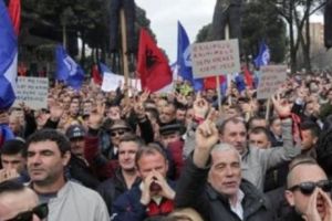 PROTEST anticorupţie în Albania. Forţele de ordine din Tirana au folosit gaze lacrimogene şi tunuri cu apă pentru a-i opri pe manifestanţi să pătrundă, cu forţa, în sediul Guvernului