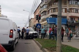 O maşină s-a înfipt într-un semafor în gangul de la magazinul Milcov