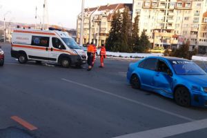 FOTO – Ambulanţă tamponată de un şofer neatent pe Constituţiei