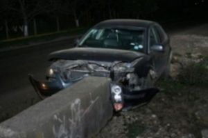 Încă un BMW s-a oprit într-un CAP DE POD!