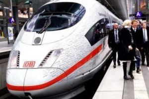 ULTIMA ORĂ. Aproximativ 700 de persoane au fost EVACUATE de URGENȚĂ dintr-un tren de mare viteză din Germania. Ce a GĂSIT femeia de serviciu în toaleta trenului   
