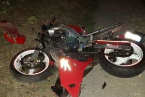 TRAGIC! Un şofer neatent a LOVIT din plin un motociclist. Tânărul este în COMĂ