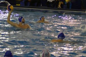 Dublă reuşită cu mari emoţii de poloişti