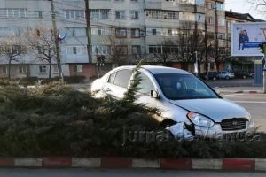 FOTO: Un tânăr a lovit un taximetru şi a ajuns cu maşina pe scuarul din intersecţie
