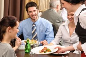 Românii nu îşi permit să mănânce la restaurant. Suntem ultimii în Europa