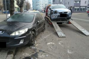 Șase dintr-o lovitură. Un şofer de 30 de ani a făcut praf maşinile parcate