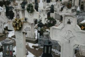 SCANDALOS! Cerşetorii romi au umplut Cimitirul „Sfântul Gheorghe”!