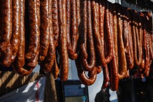 Aproape două tone de produse din carne de porc au fost sechestrate de inspectorii sanitar-veterinari