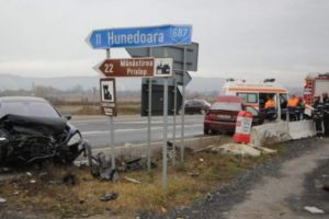 ACCIDENT! Două familii din Valcea care mergeau la Mănăstirea Prislop, la un pas de tragedie. Două fetiţe şi o gravidă, în stare critică după ce un şofer le-a izbit maşina
