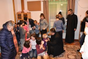 Copiii din Centrul Trăistari, vizitaţi de elevii seminarişti şi preoţii din Protoieria Râmnicu Vâlcea
