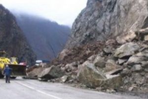 Atenţie, ȘOFERI! CAD PIETRE pe DN1. Traficul este complet PARALIZAT
