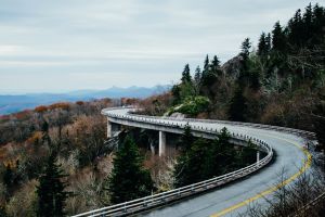 Bucăţi de zid prăbuşite peste drum, în zona Buşteni. Trafic îngreunat pe DN 1 Ploieşti – Braşov