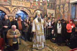 Părintele Arhiepiscop Varsanufie: Rugăciunea smerită aduce îmbrăţişarea lui Dumnezeu