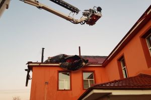 Acoperişul şcolii din Bereşti Bistriţa a luat foc [FOTO & VIDEO]