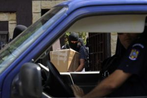 Percheziţii domiciliare ale Poliţiei la Sălătrucel şi Călimăneşti