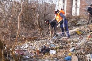 Hunedoara: curăţenia de primăvară „produce” zeci de tone de gunoi
