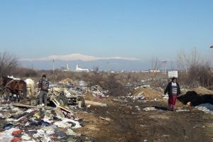 Mamă şi fiu, amendaţi pentru aruncare de deşeuri