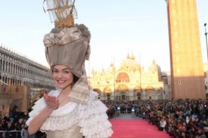 VIDEO-FOTO A inceout Carnavalul de la Veneţia! Sute de mii de oameni din lume vin în oraşul italian, în căutarea distracţiei
