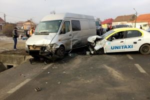 Accident la Unirea, cu patru autovehicule implicate. O persoană a ajuns la spital