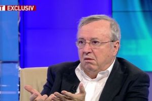 Cristoiu a vazut poza cu Kovesi acasa la Ghita: E un selfie cu butoaie în spate
