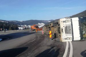 Un tir s-a răsturnat sâmbătă, în pasul Mestecăniş