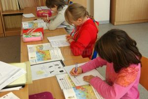 Structura următorului an şcolar, considerată de oamenii şcolii  disproporţionată şi ...