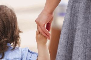 Direcţia Generală de Asistenţă Socială şi Protecţia Copilului Arad caută asistenţi maternali