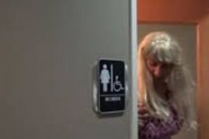PEDOFIL „Trans” ATACĂ o fetiţă în WC pentru Femei şi e lăsat LIBER