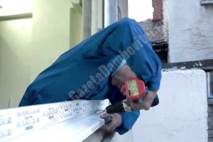 PUCIOASA: Accident de muncă. Un bărbat a căzut în timp ce monta o fereastră