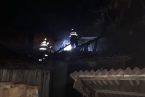 FOTOGALERIE. Incendiu la o casă din Carei. Pericol de explozie