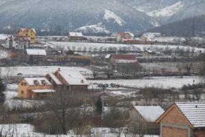 Drum de acces pentru ”locuitorii de vacanţă” de la Tropinii Noi