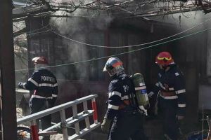 O octogenară imobilizată la pat a fost salvată de pompierii bihoreni dintr-o casă cuprinsă de flăcări
