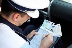 Tânăr de 21 de ani, din Cricău, prins la Alba Iulia în timp ce conducea o maşină fără să aibă permis