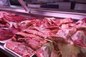 ALERTĂ în România. Cantităţi URIAŞE de carne INFESTATĂ au umplut ILEGAL magazinele. Reacţia STUPEFIANTĂ a autorităţilor