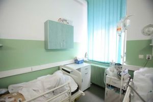 Clinică privată închisă, activitatea altor trei unităţi suspendată, după cazul chirurgului italian