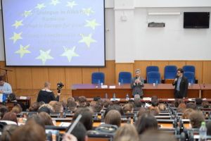 FOTO: Peste 200 de albaiulieni, în majotritate tineri, au participat la dezbaterea ”Ce înseamnă Europa”