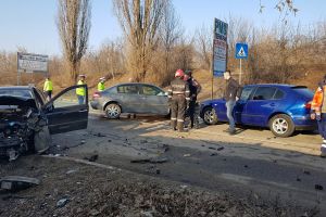 Șase răniţi într-un accident în care au fost implicate trei maşini
